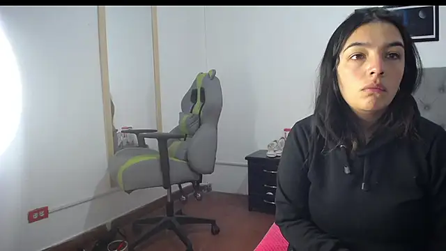 Snapshot of Esmeraldaa- chatting on 09-23-25, 05:21 Esmeraldaa- online show from 09-23-25, 05:21
