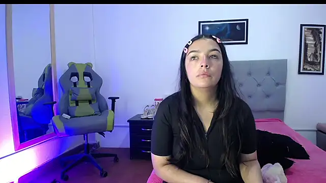 Snapshot of Esmeraldaa- chatting on 09-24-25, 04:38 Esmeraldaa- online show from 09-24-25, 04:38