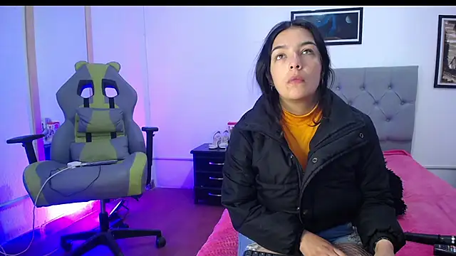 Snapshot of Esmeraldaa- chatting on 09-25-25, 05:33 Esmeraldaa- online show from 09-25-25, 05:33