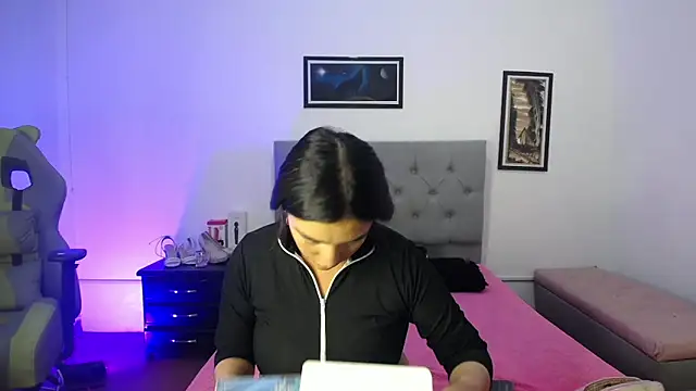 Snapshot of Esmeraldaa- chatting on 10-05-25, 04:33 Esmeraldaa- online show from 10-05-25, 04:33