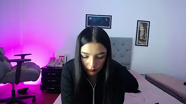 Snapshot of Esmeraldaa- chatting on 10-19-25, 04:46 Esmeraldaa- online show from 10-19-25, 04:46