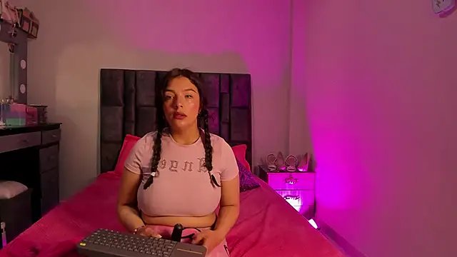 Esmeraldaa- online show from 11-26-25, 09:10