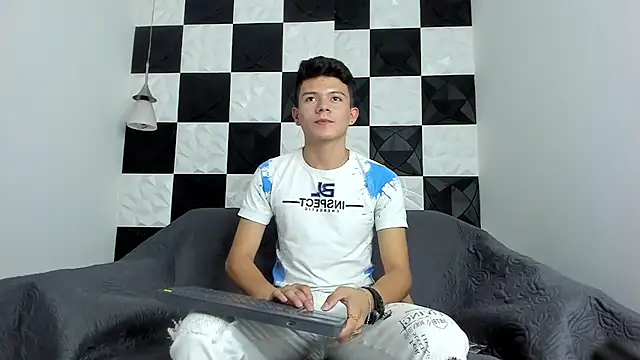 Snapshot of AndyFame1 chatting on 09-15-25, 07:03 AndyFame1 online show from 09-15-25, 07:03