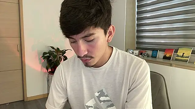 Snapshot of sweettaaron01 chatting on 10-28-25, 05:15 sweettaaron01 online show from 10-28-25, 05:15