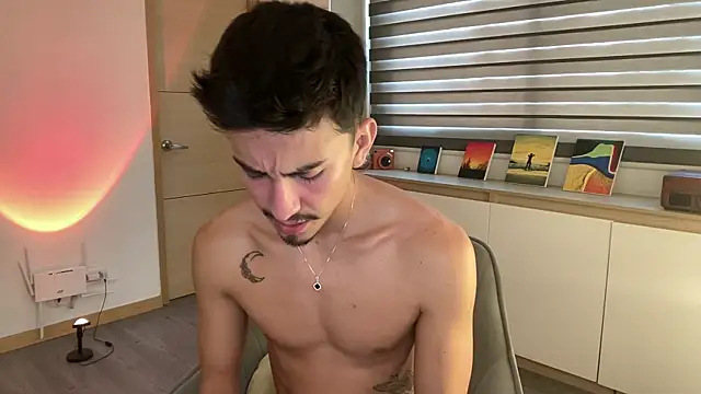 Snapshot of sweettaaron01 chatting on 11-12-25, 05:13 sweettaaron01 online show from 11-12-25, 05:13