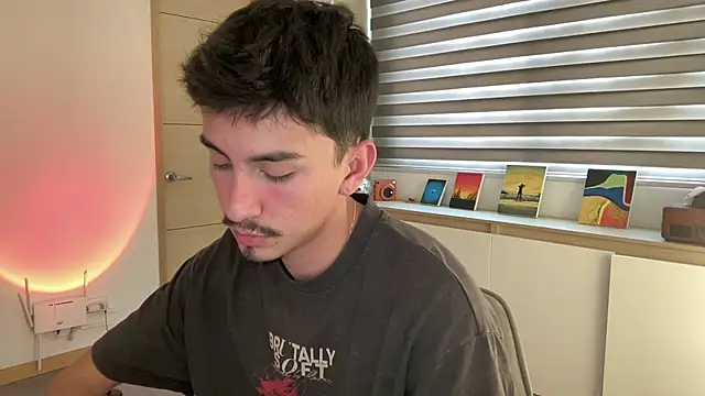 Snapshot of sweettaaron01 chatting on 11-20-25, 05:12 sweettaaron01 online show from 11-20-25, 05:12