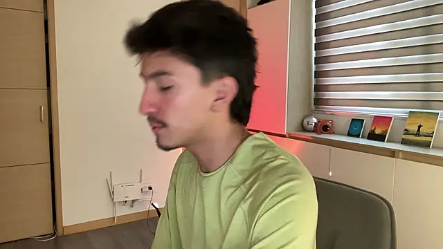 Snapshot of sweettaaron01 chatting on 12-15-25, 06:01 sweettaaron01 online show from 12-15-25, 06:01