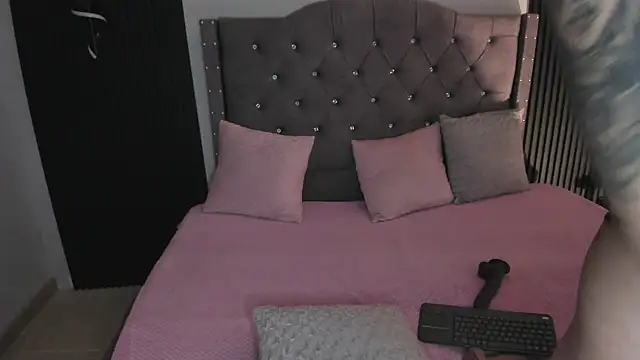 Snapshot of Scarbadgirl_ chatting on 10-20-25, 03:18 Scarbadgirl online show from 10-20-25, 03:18