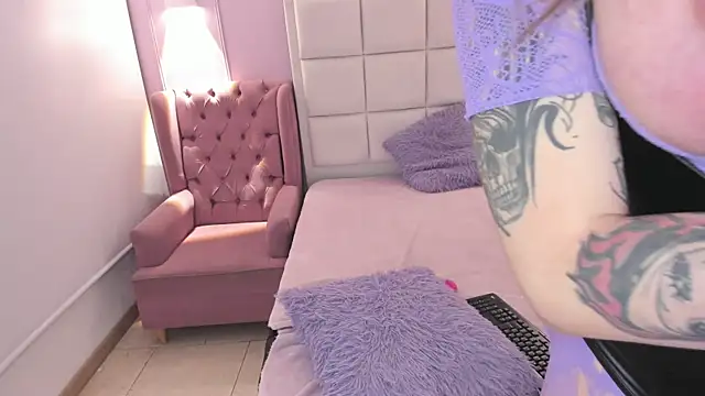 Snapshot of Scarbadgirl_ chatting on 11-23-25, 04:01 Scarbadgirl online show from 11-23-25, 04:01