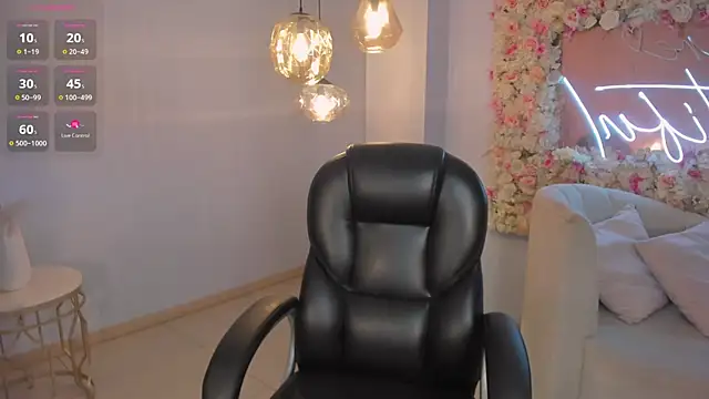 SarahYates online show from 04-14-26, 04:18