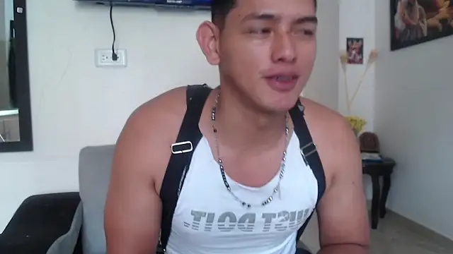 Snapshot of Hiroshi_Shen chatting on 05-03-26, 01:06 Hiroshi Shen online show from 05-03-26, 01:06
