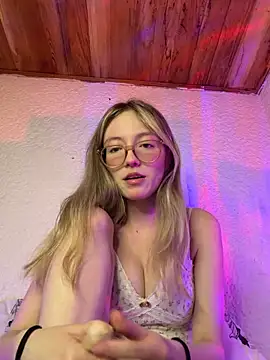 Snapshot of ReenKitty chatting on 03-27-26, 05:35 ReenKitty online show from 03-27-26, 05:35