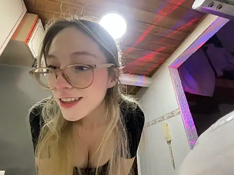 Snapshot of ReenKitty chatting on 04-19-26, 03:17 ReenKitty online show from 04-19-26, 03:17