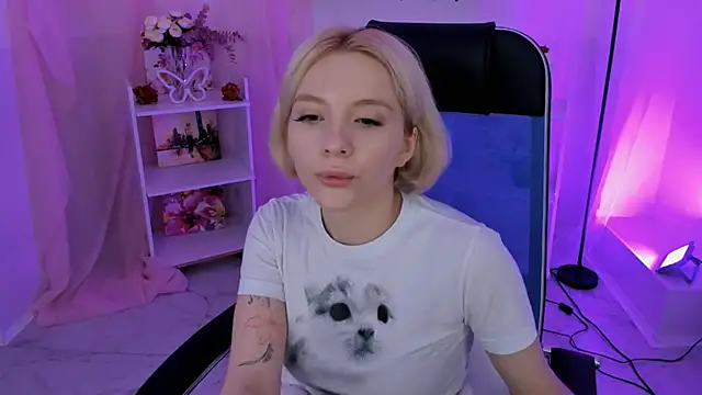 AuroraWrenfield online show from 10-28-25, 04:38