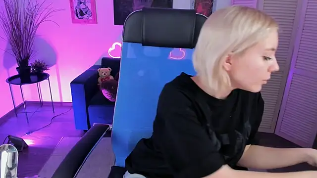 AuroraWrenfield online show from 12-18-25, 10:16