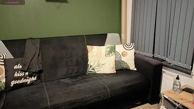 Snapshot of Eveline_Beauty_Kitty chatting on 11-12-25, 05:46 Eveline Beauty Kitty online show from 11-12-25, 05:46