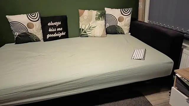 Snapshot of Eveline_Beauty_Kitty chatting on 11-16-25, 06:13 Eveline Beauty Kitty online show from 11-16-25, 06:13