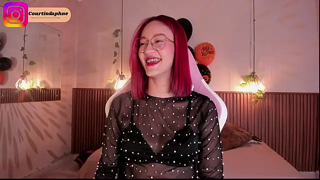 daphne courtis online show from 10-25-25, 03:14