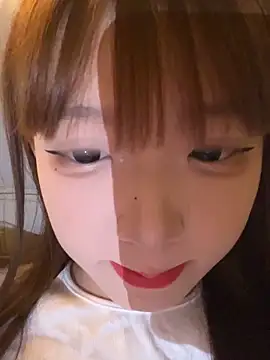 Snapshot of D-033 chatting on 11-07-25, 11:32 D-033 online show from 11-07-25, 11:32