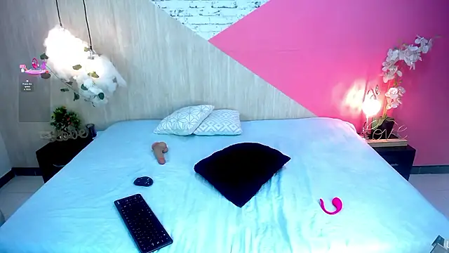 Snapshot of sophia_brunette_ chatting on 01-14-26, 12:00 sophia brunette online show from 01-14-26, 12:00