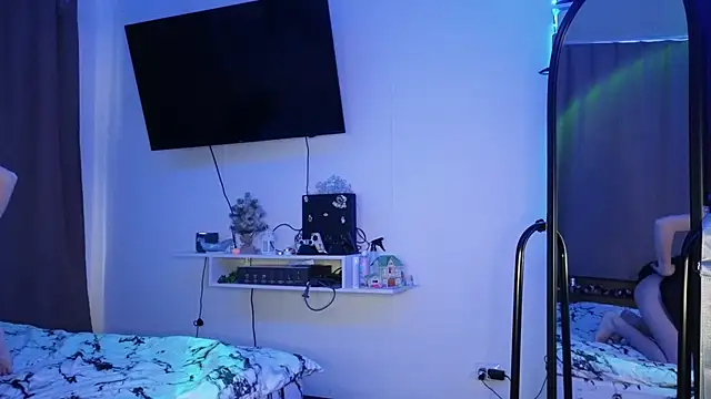 Snapshot of Candy_Flosse chatting on 10-24-25, 08:22 Candy Flosse online show from 10-24-25, 08:22