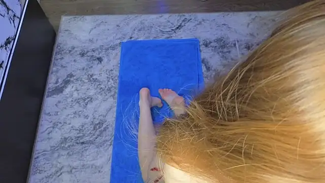 Snapshot of Candy_Flosse chatting on 10-29-25, 08:27 Candy Flosse online show from 10-29-25, 08:27