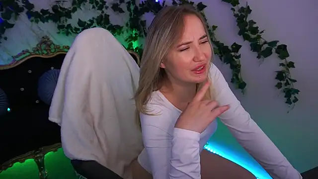 Snapshot of SofieBloom chatting on 09-12-25, 03:56 SofieBloom online show from 09-12-25, 03:56