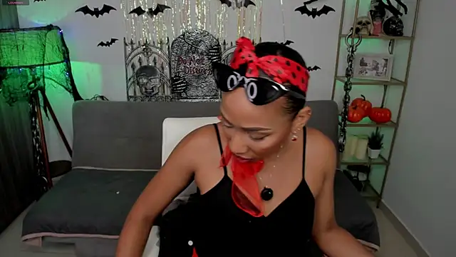 Snapshot of i_lulu chatting on 10-31-25, 11:06 i lulu online show from 10-31-25, 11:06