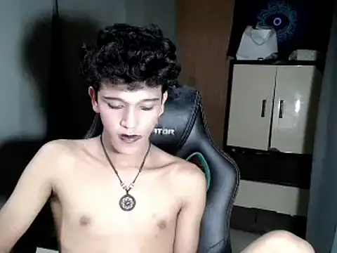 Snapshot of kenbigcockxx chatting on 11-10-25, 05:12 kenbigcockxx online show from 11-10-25, 05:12