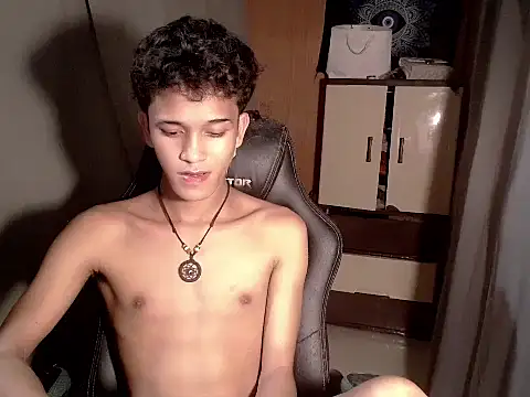 Snapshot of kenbigcockxx chatting on 11-14-25, 03:44 kenbigcockxx online show from 11-14-25, 03:44