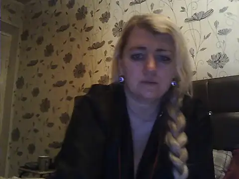 Snapshot of SmileCamille chatting on 12-01-25, 01:27 SmileCamille online show from 12-01-25, 01:27