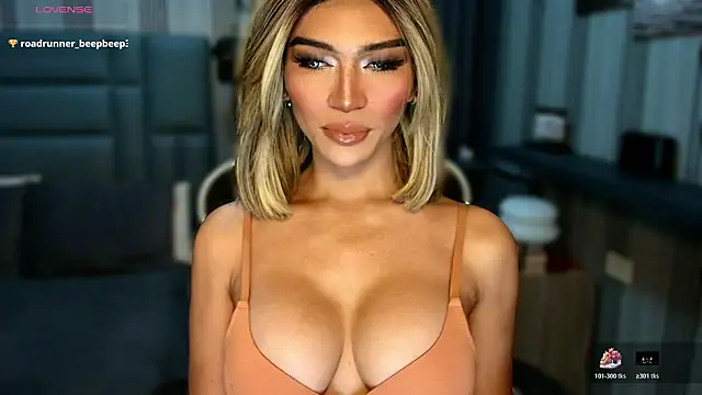 Snapshot of Huntress_xxx chatting on 02-04-26, 02:17 Huntress xxx online show from 02-04-26, 02:17