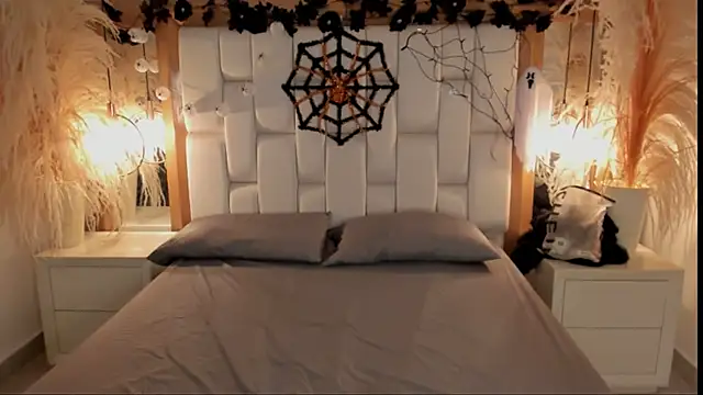 Daphne And Roger online show from 10-09-25, 01:09