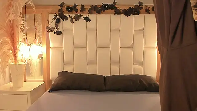 Daphne And Roger online show from 11-03-25, 11:11