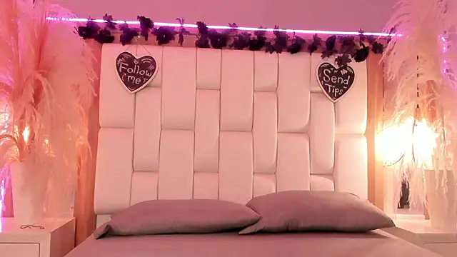 Daphne And Roger online show from 03-11-26, 10:54