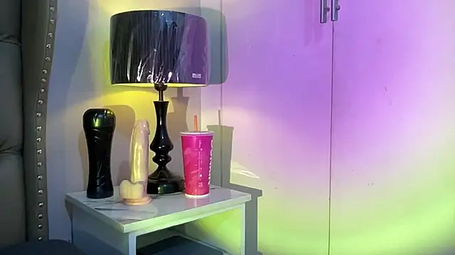 Snapshot of solana_imani chatting on 10-21-25, 04:19 solana imani online show from 10-21-25, 04:19