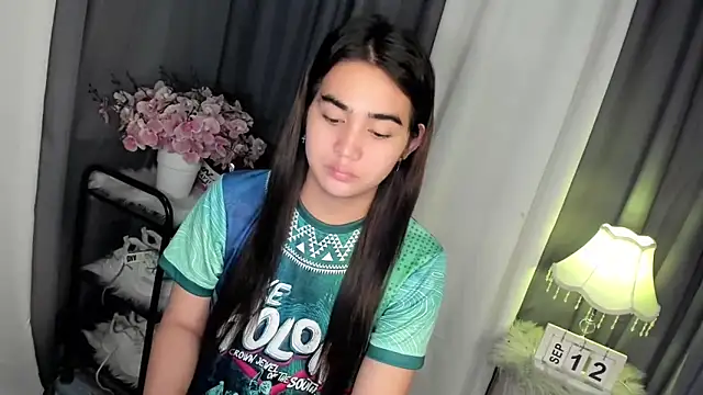 Snapshot of Alovelydoll_nica chatting on 09-12-25, 01:44 Alovelydoll nica online show from 09-12-25, 01:44