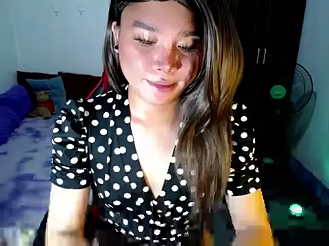 Snapshot of Urassiansweetcummer chatting on 04-15-26, 07:58 Urassiansweetcummer online show from 04-15-26, 07:58