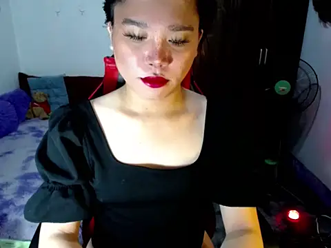 Snapshot of Urassiansweetcummer chatting on 05-12-26, 12:13 Urassiansweetcummer online show from 05-12-26, 12:13