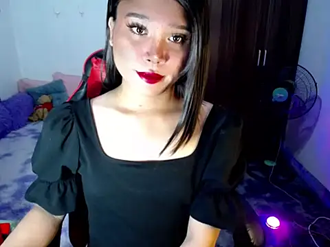 Snapshot of Urassiansweetcummer chatting on 05-22-26, 12:11 Urassiansweetcummer online show from 05-22-26, 12:11