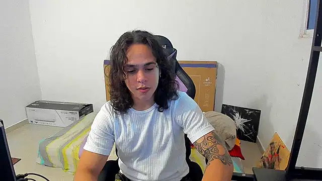 Snapshot of Maximiliano_scoott__ chatting on 10-26-25, 04:40 Maximiliano scoott   online show from 10-26-25, 04:40