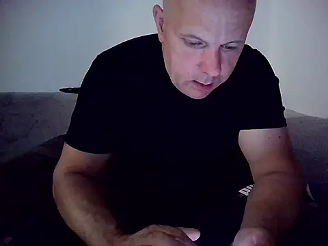 Snapshot of DaDDyLoVeSu83 chatting on 06-12-26, 08:19 DaDDyLoVeSu83 online show from 06-12-26, 08:19