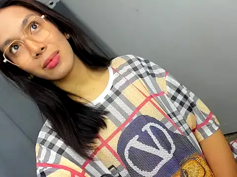 Snapshot of lucyshanex chatting on 11-08-25, 04:34 lucyshanex online show from 11-08-25, 04:34