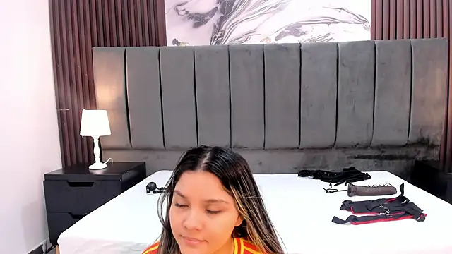 Snapshot of Wonderkloe_ chatting on 06-17-26, 02:18 Wonderkloe online show from 06-17-26, 02:18