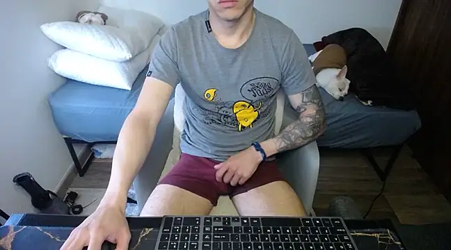 Snapshot of bossking017 chatting on 02-06-25, 02:04 bossking017 online show from 02-06-25, 02:04