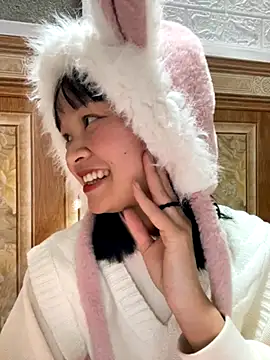 Snapshot of Daisy018 chatting on 11-18-25, 04:17 Daisy018 online show from 11-18-25, 04:17