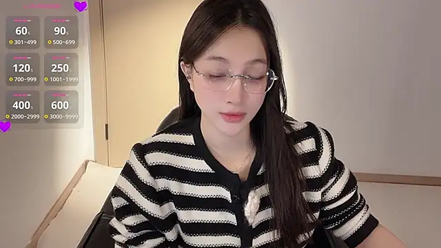 Snapshot of Seraphina-se chatting on 11-28-25, 11:29 Seraphina-se online show from 11-28-25, 11:29