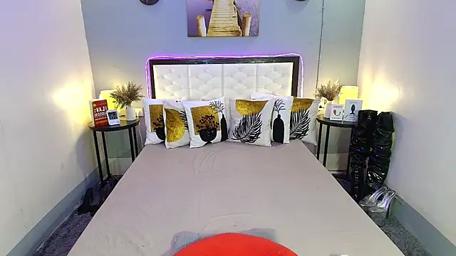 Snapshot of TatianaWil chatting on 10-15-25, 05:24 TatianaWil online show from 10-15-25, 05:24