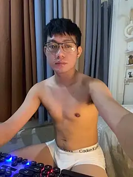 Snapshot of xshyboyx chatting on 10-23-25, 04:06 xshyboyx online show from 10-23-25, 04:06