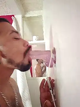 Snapshot of Cnutt310 chatting on 10-05-25, 08:07 Cnutt310 online show from 10-05-25, 08:07